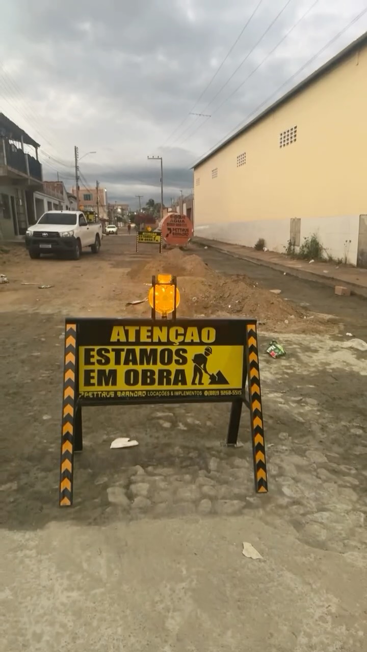 Sinalização instalada em uma rua em obras