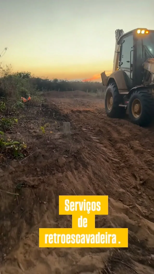 Retroescavadeira da PETTRUS em operação ao entardecer